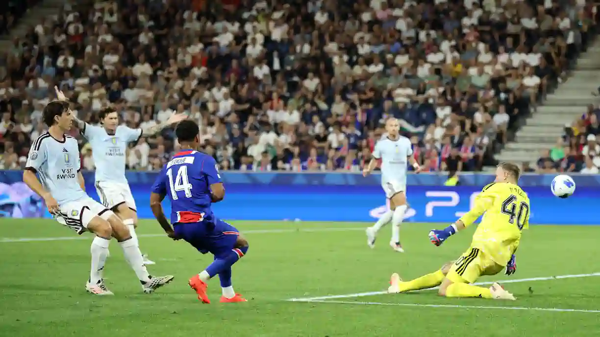 PSG bateu o Aston Villa por 2-1; Victor Lindelof, central por quem o Benfica equacionou avançar neste verão, atuou os 90 minutos