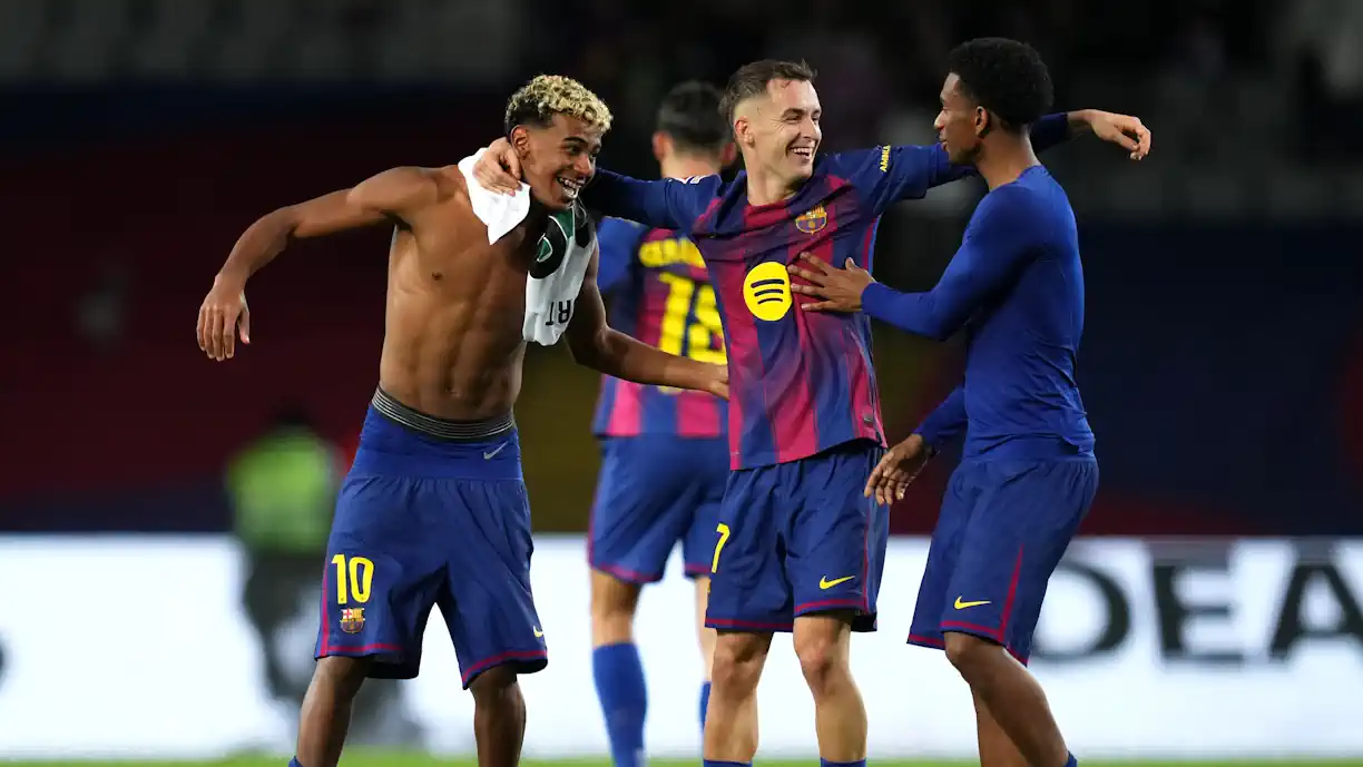 Alejandro Balde (Barcelona) volta a surgir no radar de vários clubes ingleses depois de ter estado associado ao Benfica durante o mercado de verão