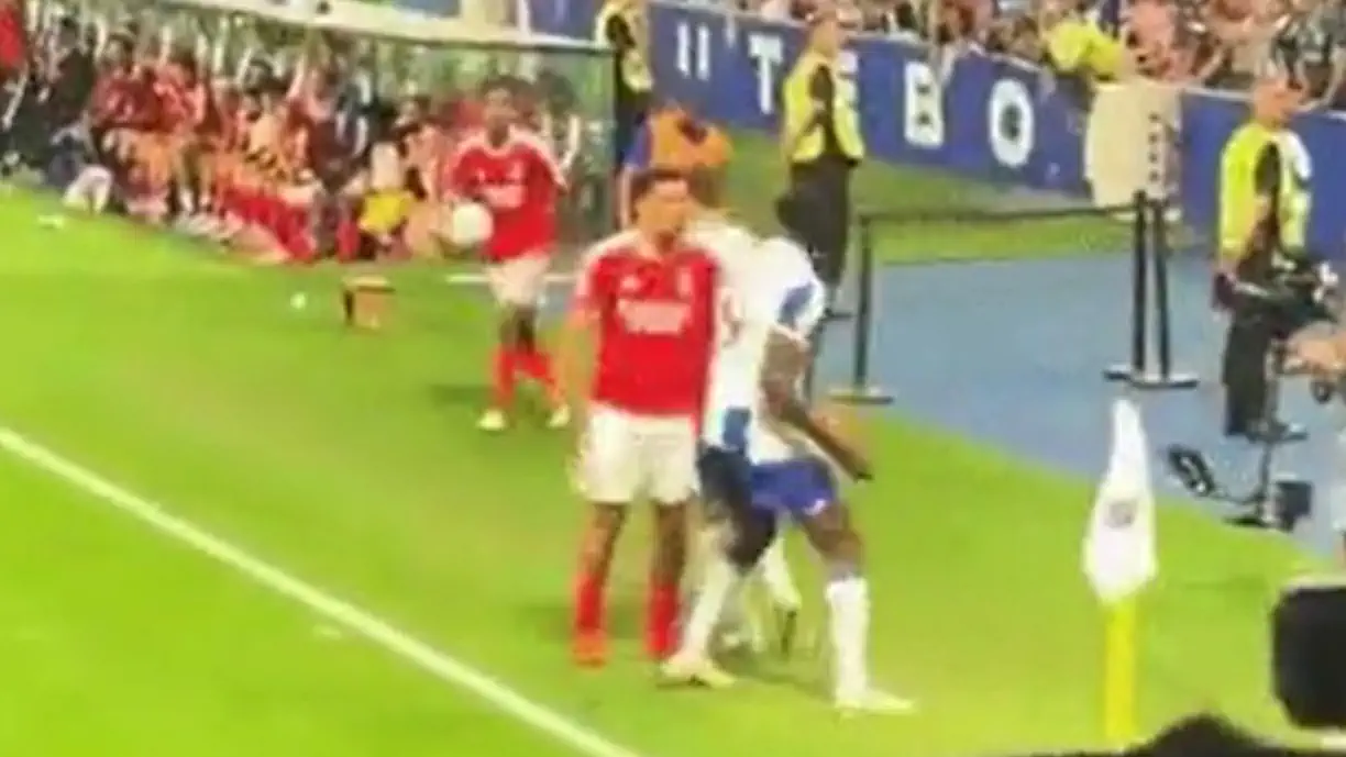 Novo ângulo mostra claramente a agressão de Samu a Alexander Bah no duelo entre Porto - Benfica pela Liga Portugal