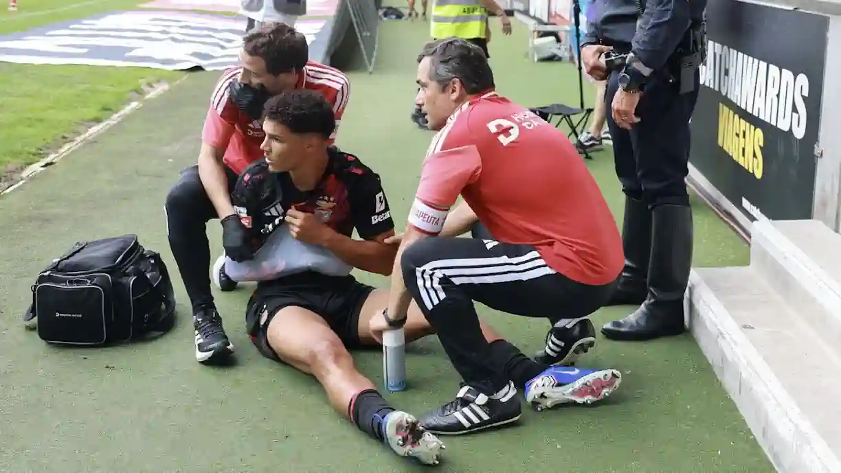 Daniel Banjaqui deverá ser o substituto de Alexander Bah no Moreirense - Benfica ; Fredrik Aursnes e Jakub Kaminski são as outras opções