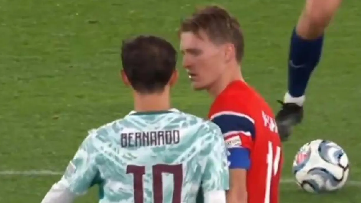 Internautas invadiram a publicação de Bernardo Silva para criticar a entrada do ex Benfica sobre Martin Odegaard no Noruega-Portugal