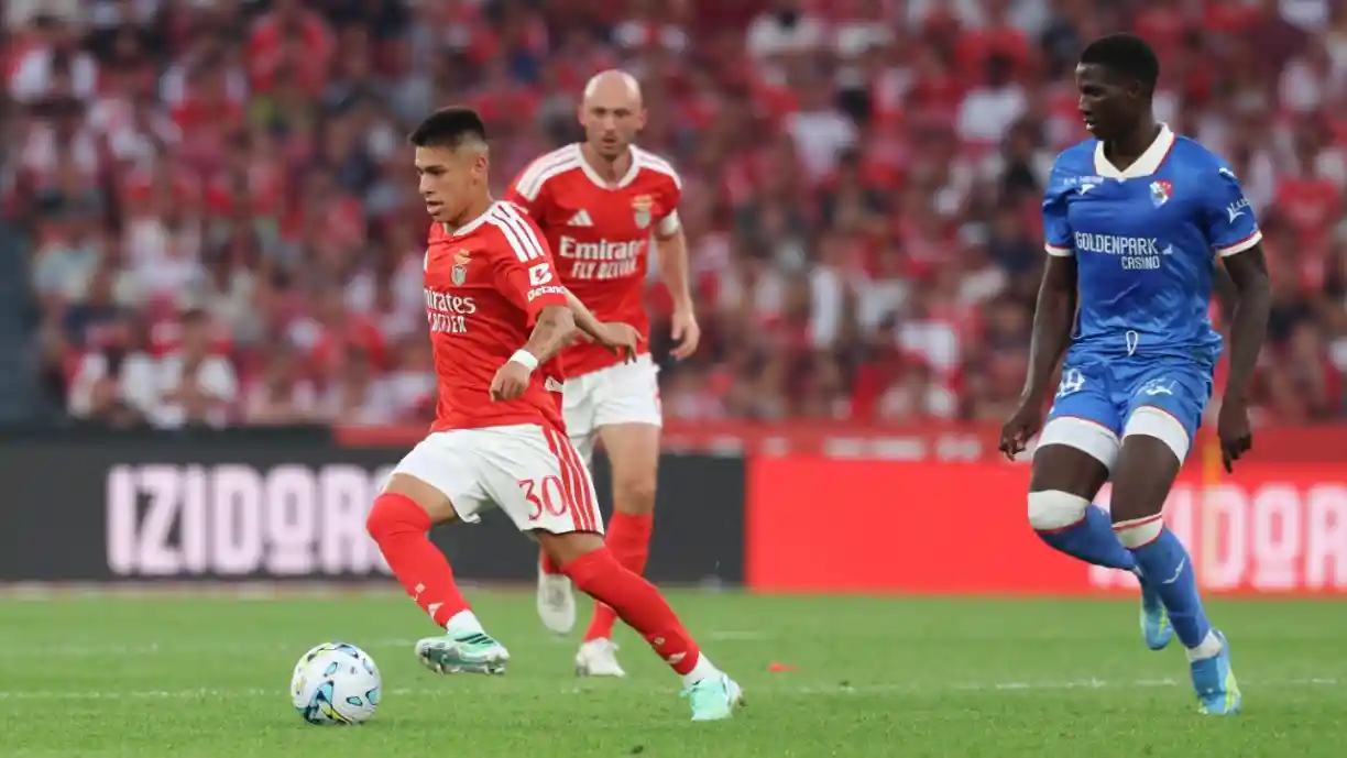 Titular do Man City, Rúben Dias, deu apoio ao Benfica para contratar Claudio Echeverri, oferecendo informações ao Clube
