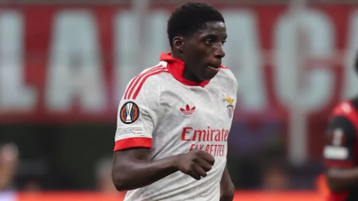Alexander Bah é o favorito para ser o lateral direito no Porto - Benfica, mas Daniel Banjaqui pode "roubar" o lugar