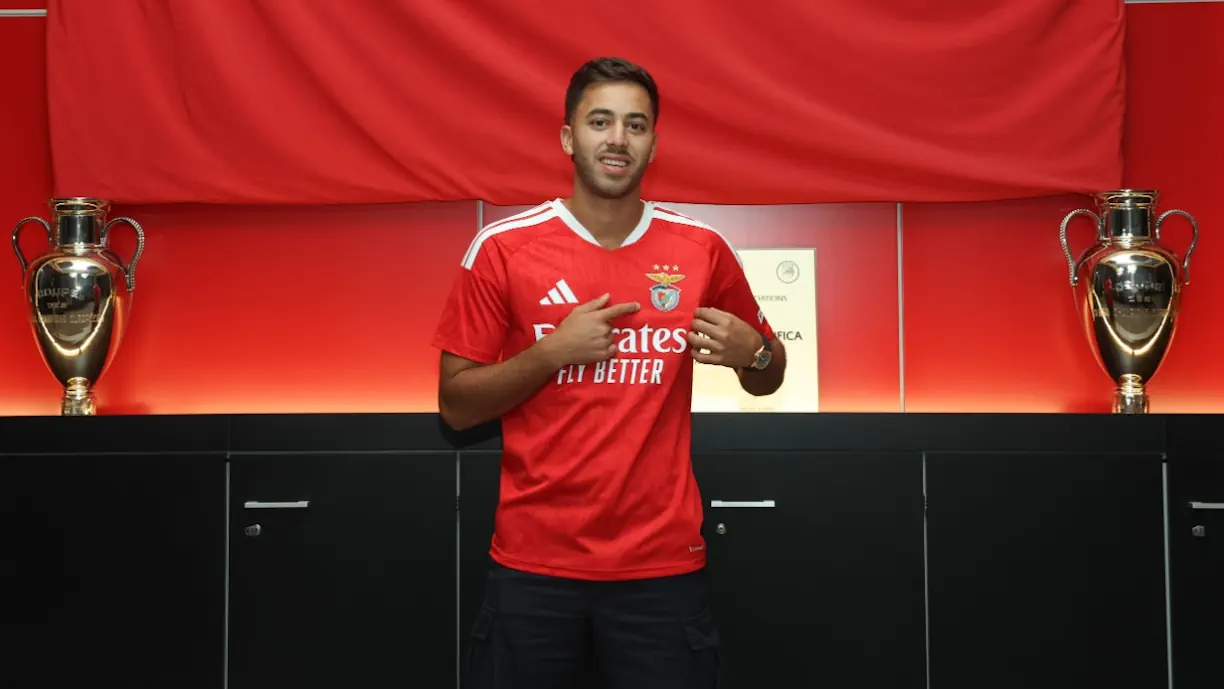 Médio que passou pelo Benfica e deixa recado a El Karouani: "Este clube é..."