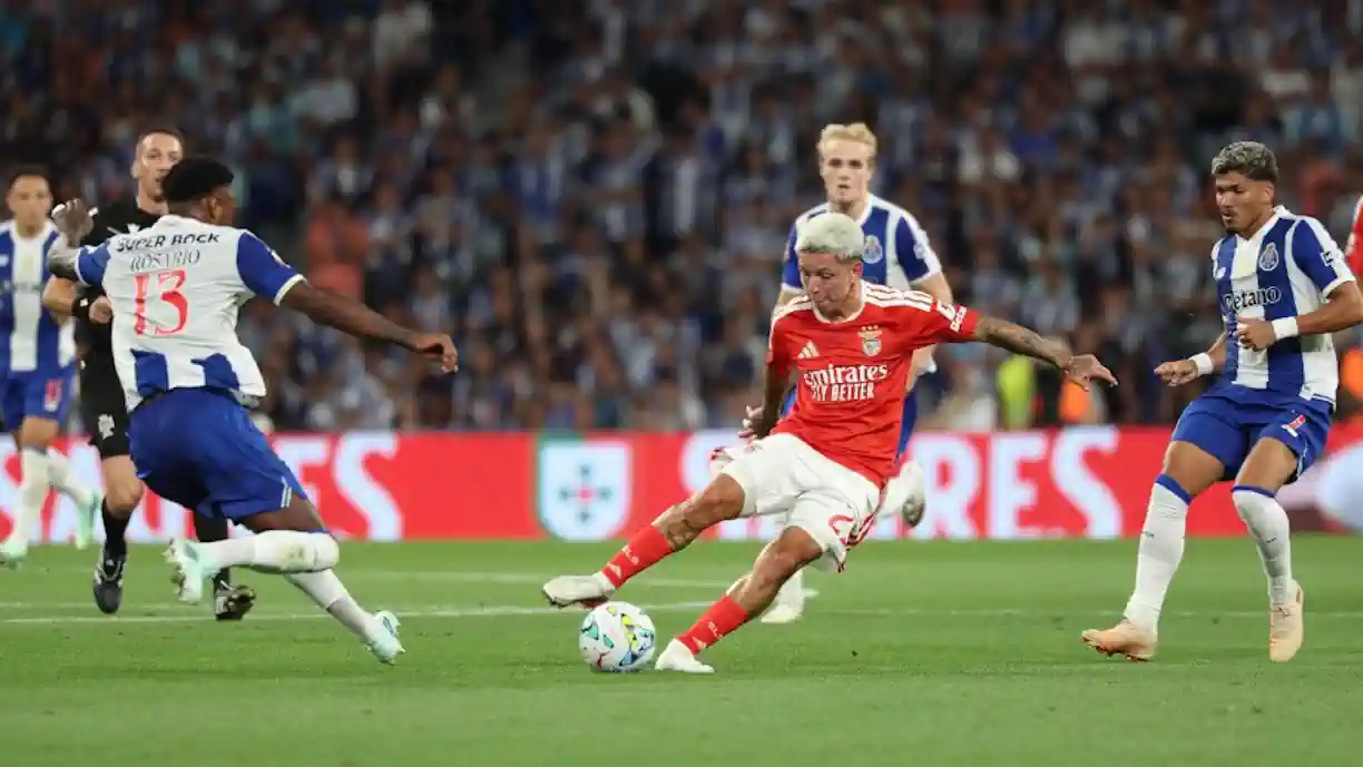 Benfica saiu derrotado do Dragão por 3-1 diante do Porto, num Clássico em que as águias acabaram com 10 unidades