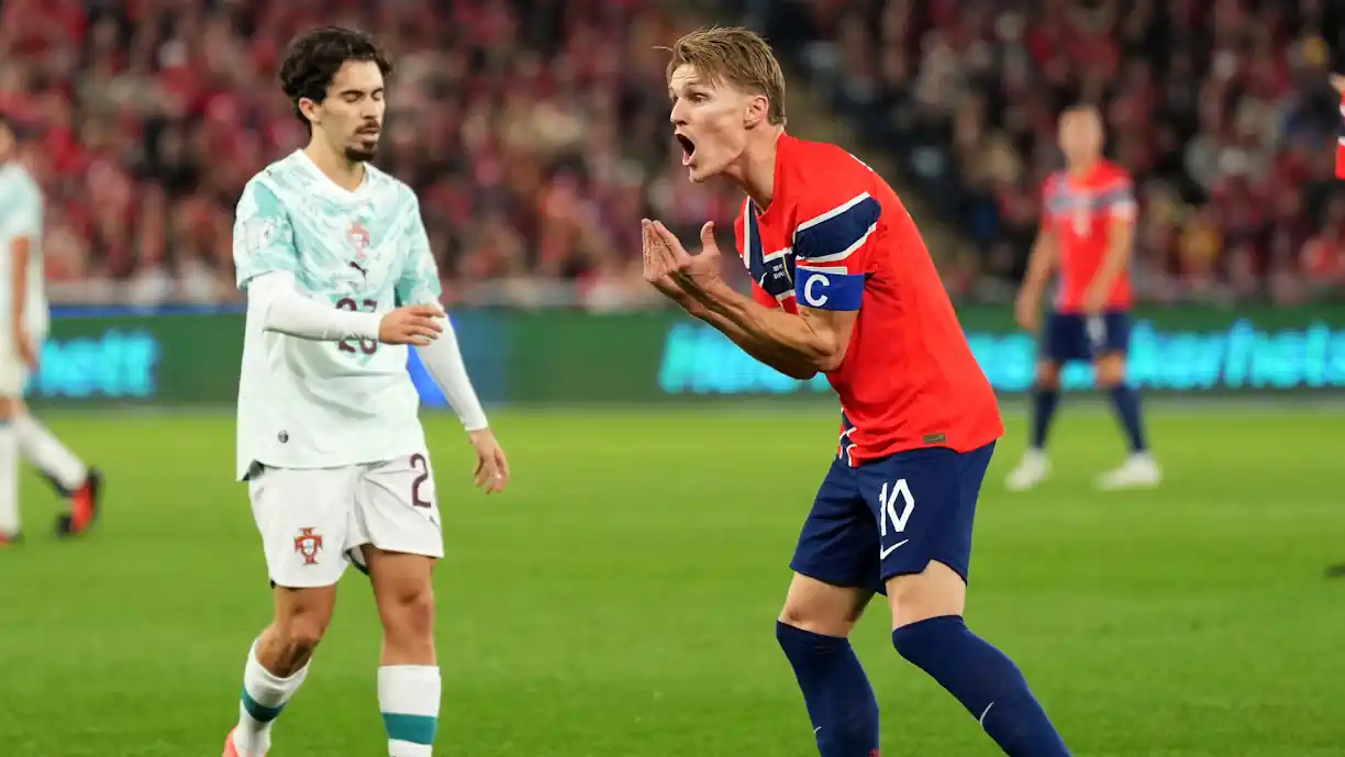 Martin Odegaard comentou a falta dura de Bernardo Silva durante o Noruega - Portugal e o nórdico criticou o antigo jogador do Benfica