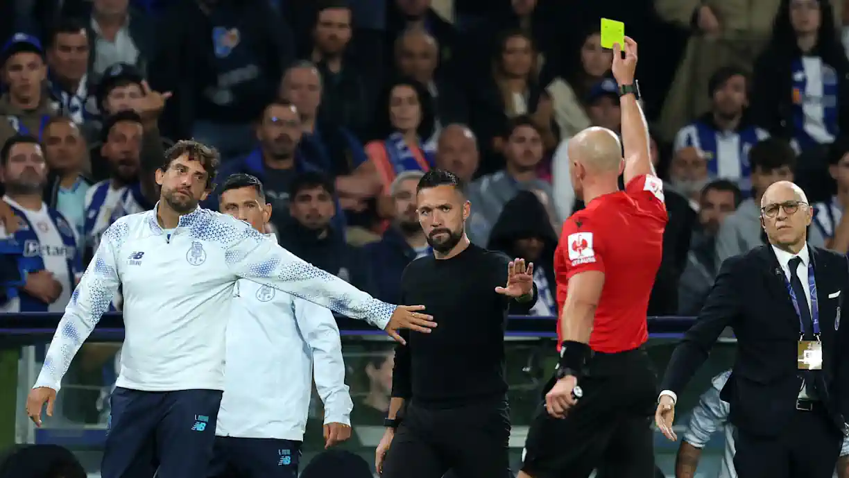 Ex Benfica, Rúben Dias, tem confusão com Francesco Farioli na saída para os balneários após a vitória do seu Man City sobre o Porto