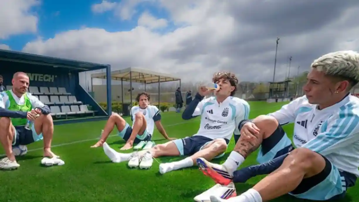 Avançado do Benfica, Gianluca Prestianni, não será cortado da lista de Lionel Scaloni da seleção Argentina, apesar das dores no tornozelo