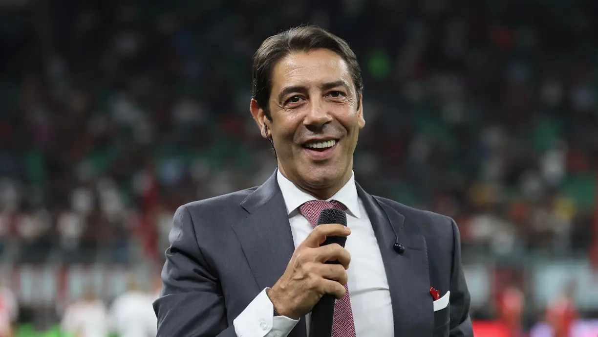 Oficial! Lateral-esquerdo com passagem no Braga assina contrato com o Benfica