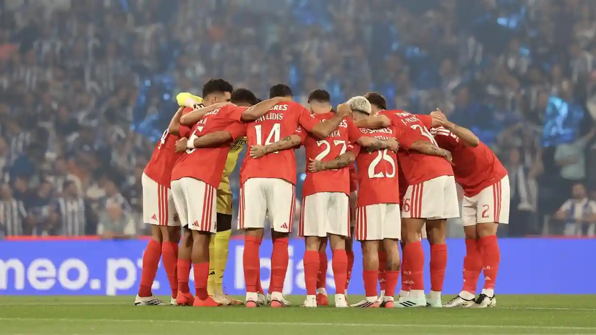 Alexander Bah teve uma recaída na lesão do ombro direito e o lateral do Benfica foi dispensado dos jogos da seleção da Dinamarca