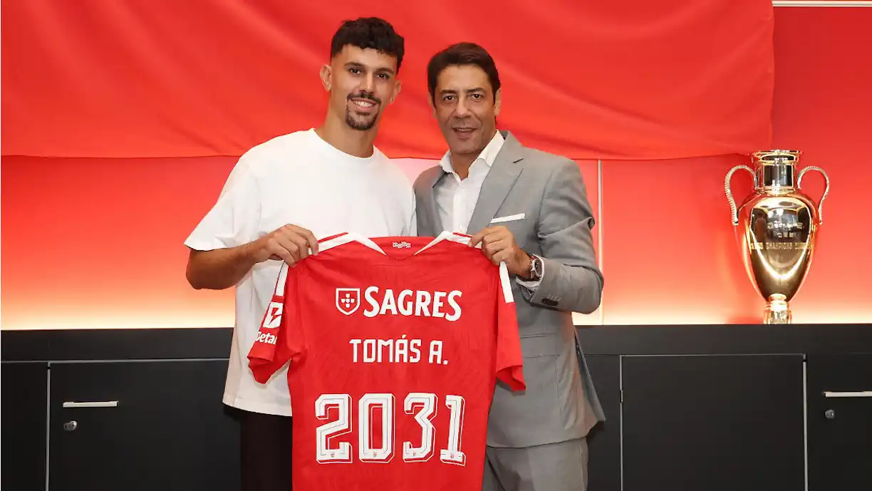 Benfica oficializou a renovação de contrato de Tomás Araújo. O defesa-central de 24 anos fica agora ligado às águias até junho de 2031