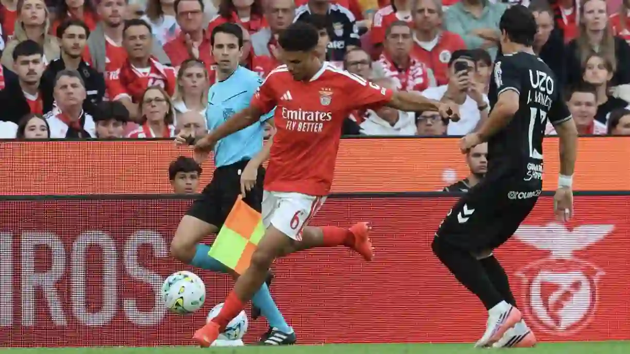 Alexander Bah deixou o relvado na segunda parte do triunfo do Benfica diante do Vitória SC, mas situação não tem a ver com lesão antiga