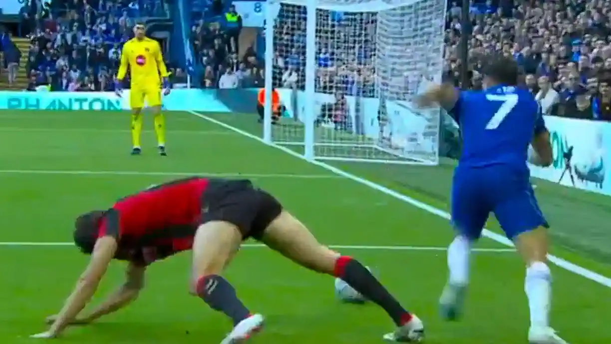 António Silva, antigo central do Benfica, fez um autogolo e ficou mal na fotografia em um dos golos do Chelsea contra o Bournemouth