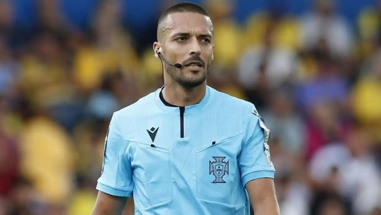 Benfica volta à carga após a expulsão de Jhon Durán frente ao Santa Clara e deixa críticas duríssimas a Cláudio Pereira e ao Conselho de Arbitragem