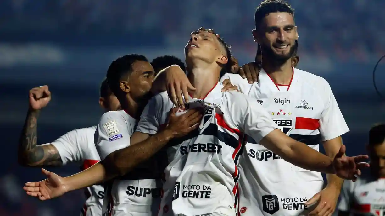Atenção! Benfica é um dos seis clubes interessados na contratação de avançado do São Paulo