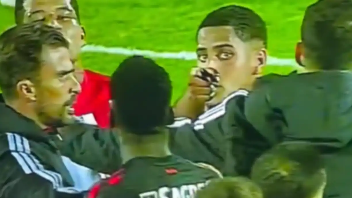 Jhon Durán foi expulso no Santa Clara - Benfica, o que deixou o clube encarnado enfurecido e vai pedir despenalização