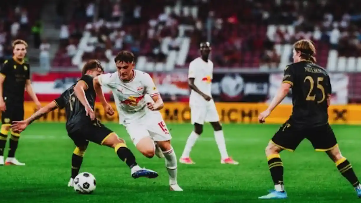 Benfica e Porto pretendem resgatar Bartosz Mazurek, jovem médio criativo polaco do Salzburgo ;  Brighton também está atento
