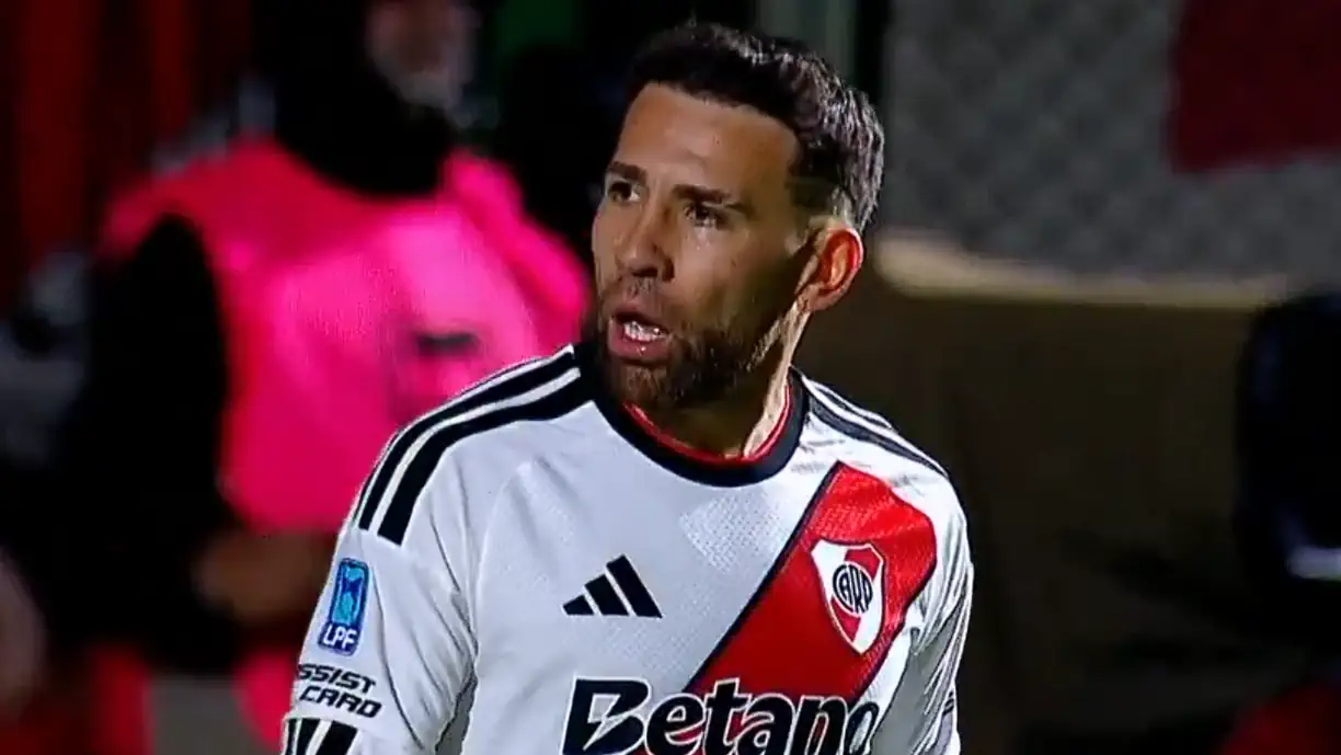 Nicolás Otamendi, antigo central do Benfica, deu uma "dura" a Santiago Beltrán, jovem guarda-redes do River Plate