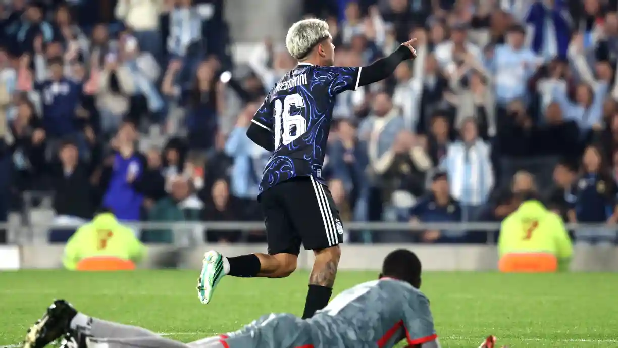 Prestianni celebra golo e assistência pela Argentina, mas já prepara-se para se emocionar com despedida de Lionel Messi da Seleção