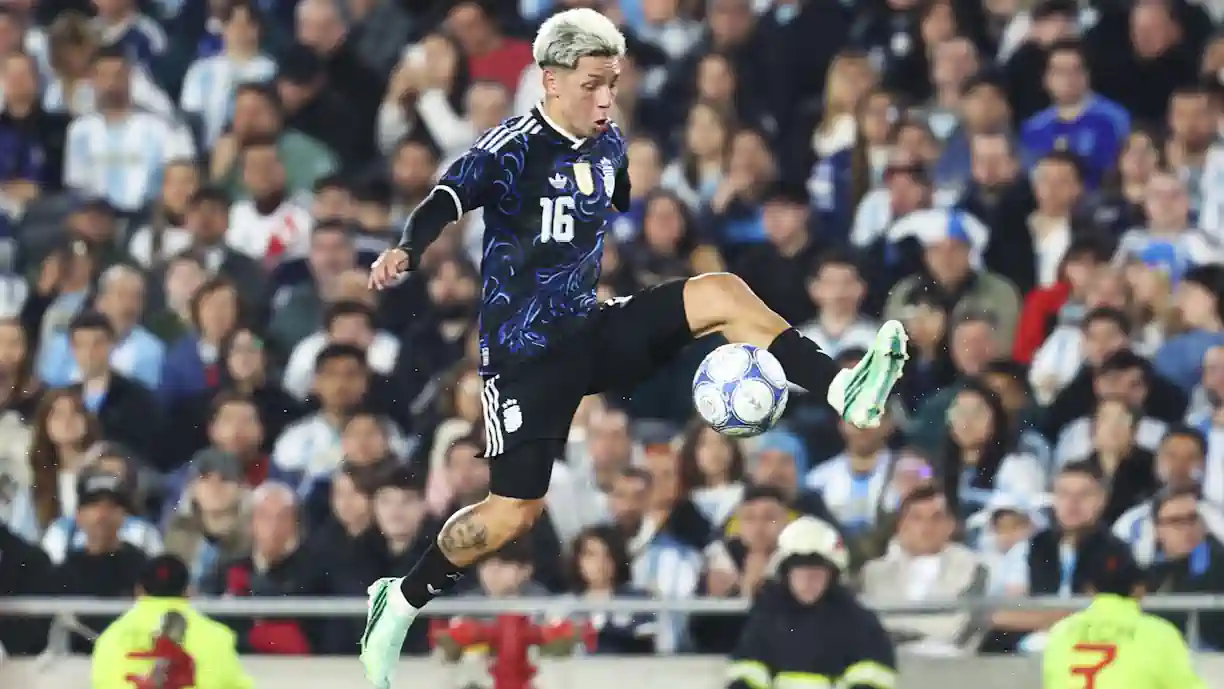 Prestianni dá show na Argentina; Extremo do Benfica faz golo e assistência (Vídeo)