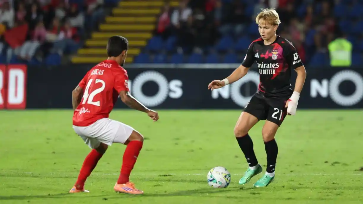 Na visão de Jorge Coroado, o Santa Clara deveria ter tido um expulso frente ao Benfica, em lance que envolveu Schjelderup