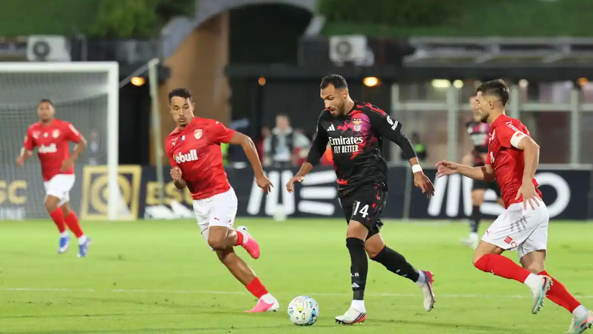 Benfica apanha susto, mas opera reviravolta e bate Santa Clara nos Açores